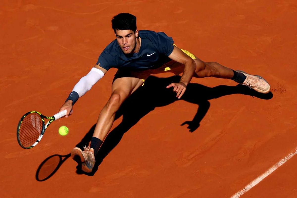 Hình ảnh vợt thủ đang thi đấu tại Roland Garros 