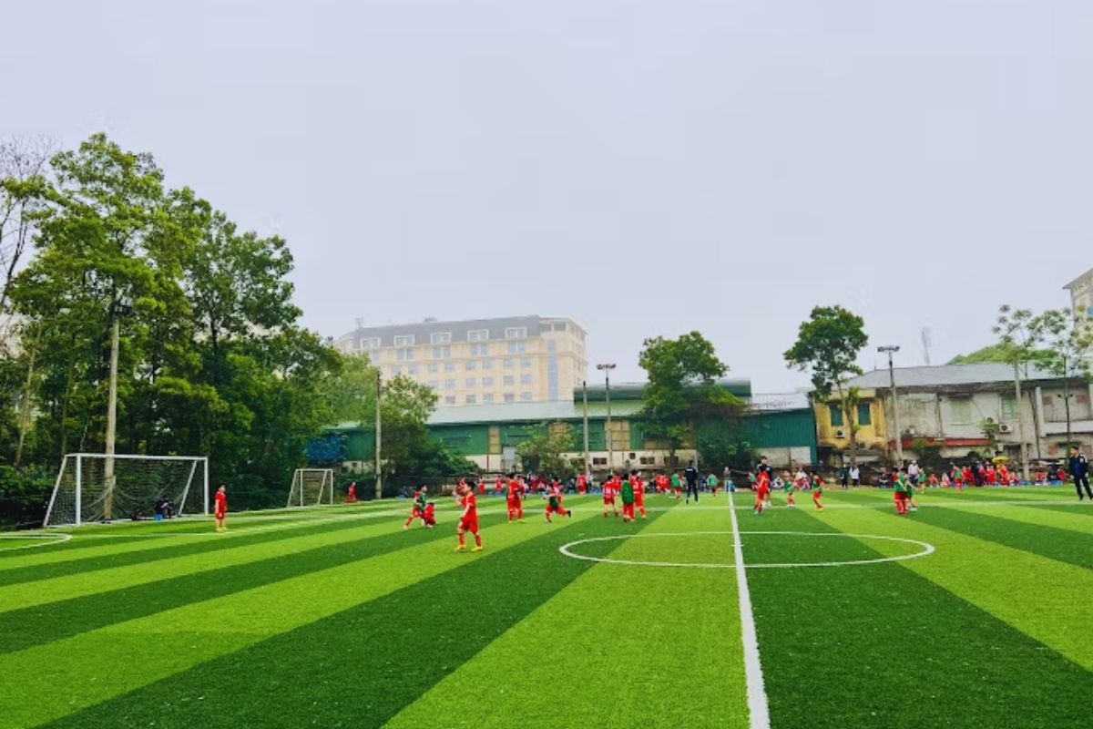 san-bong-da-quan-long-bien-ha-noi