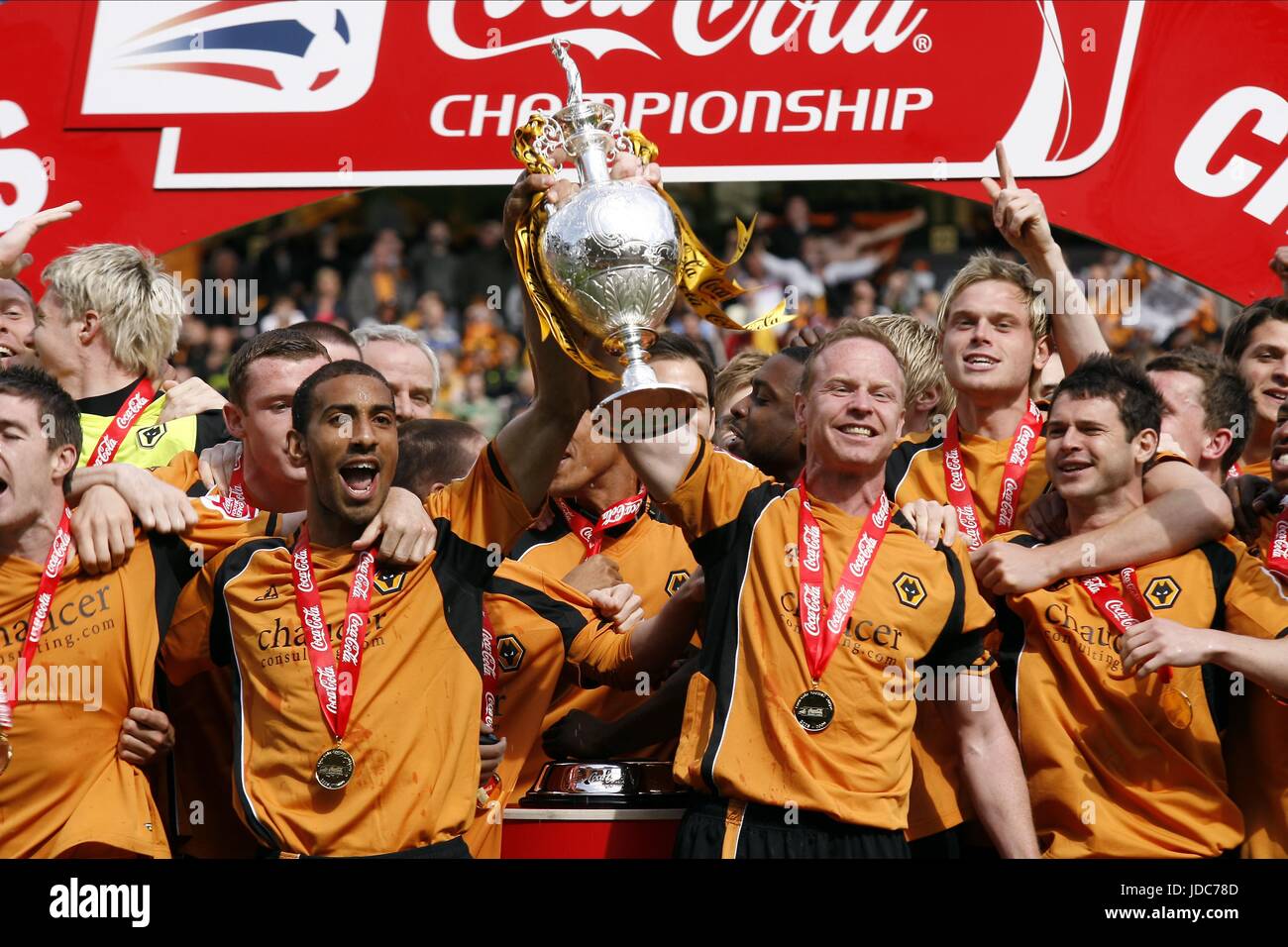 Wolves ăn mừng chiến thắng – Câu lạc bộ Wolverhampton Wanderers FC – Sân vận động Molineux – Wolverhampton, Anh – ngày 03 tháng 5 năm 2009 – Ảnh tư liệu (Stock Photo) – Alamy.