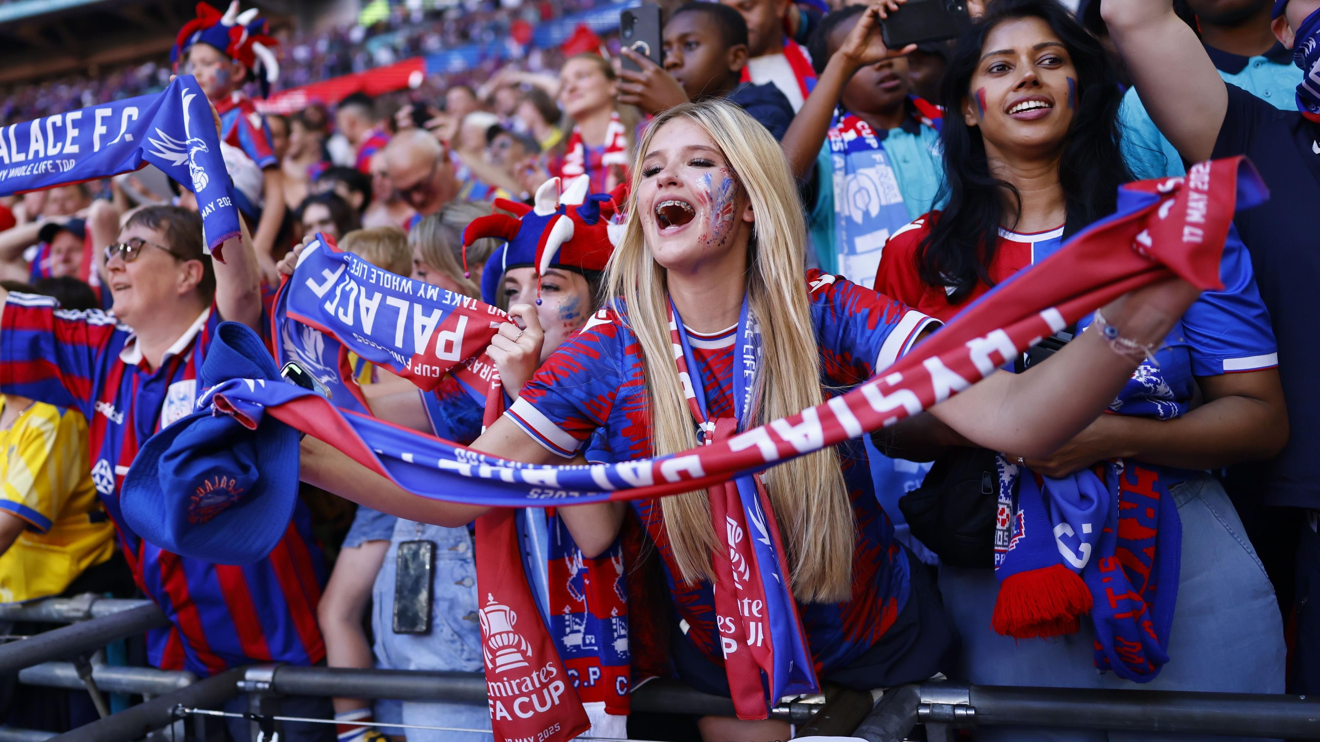 Người hâm mộ Crystal Palace: Niềm tin không cần lời hứa