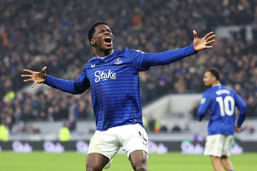Everton và Leeds hòa kịch tính 1-1, Gareth Barry tỏa sáng