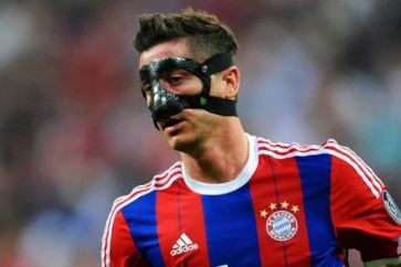 Lewandowski và "nỗi ám ảnh" mặt nạ: Cản trở tầm nhìn và chậm nhịp phản xạ