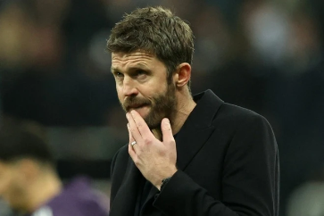 Fan MU chia rẽ về tương lai của Carrick