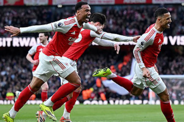 Arsenal dẫn đầu nhưng vẫn gây nhiều tranh luận