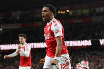 Arsenal bị chỉ trích vì chiến thuật phạt góc