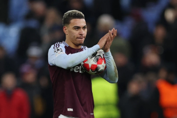 Aston Villa tự làm khó mình trong cuộc đua Champions League